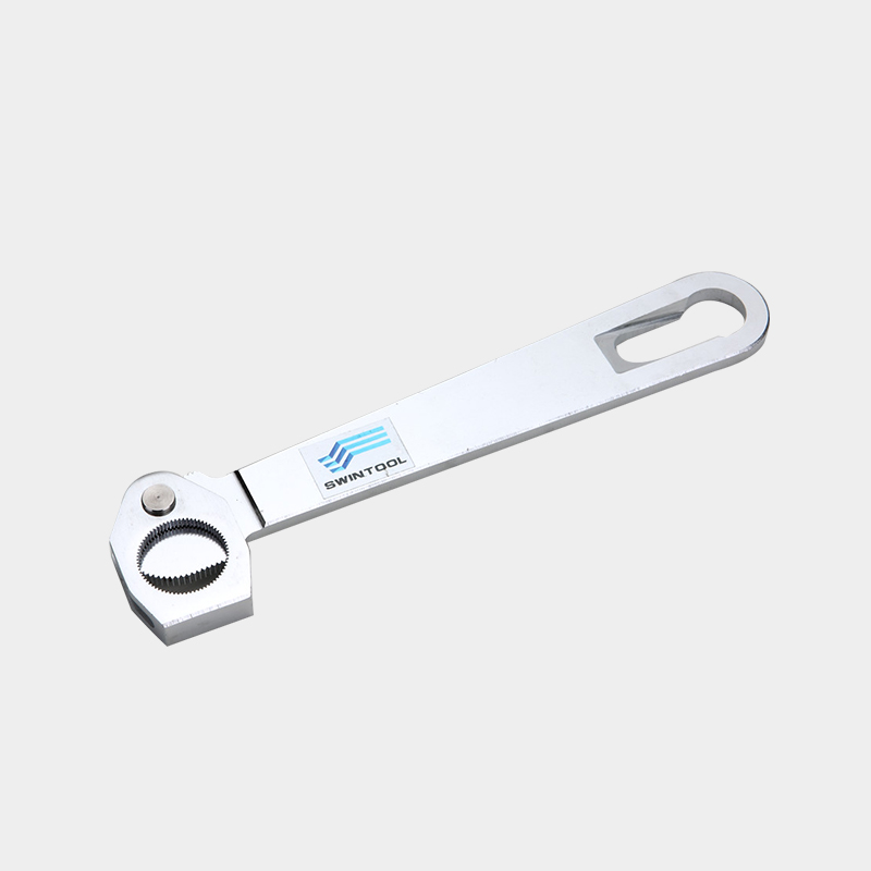 How does the electrode wrench tip remover ensure a secure grip on electrode tips without causing damage?
